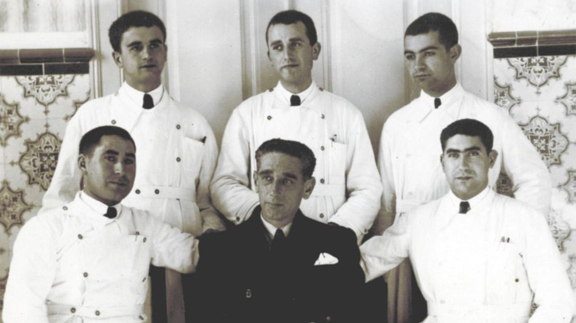 Grupo de alunos do Curso Geral de enfermagem com o professor, Dr. Meira de Carvalho. Casa de saúde do Telhal, Sintra, 1948-49